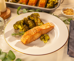Salmão e Brócolis com Molho de Vinho e Mel