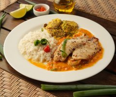 Filé de peixe ao molho de camarão cremoso e leve