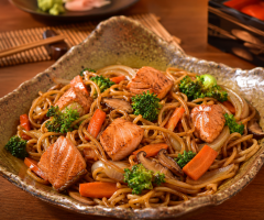 Receita de yakisoba de salmão: fácil e saborosa