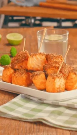 Dadinhos de Salmão ao Molho de Maracujá