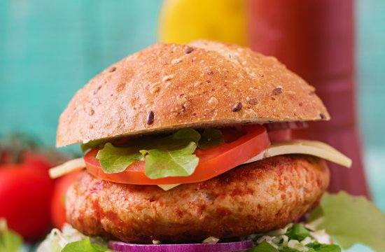 Hamb&uacute;rguer de Salm&atilde;o: saud&aacute;vel e irresist&iacute;vel