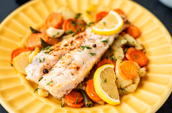 Receita de filé de merluza com legumes: simples e nutritiva