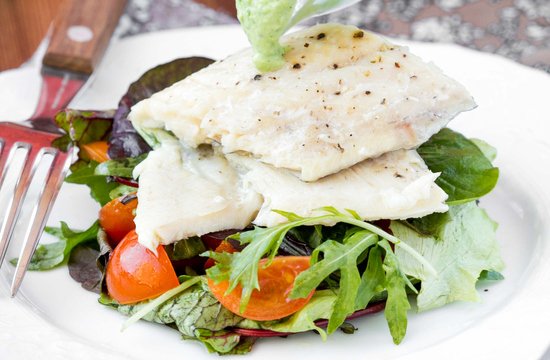 Merluza com Salada e Molho de Ervas