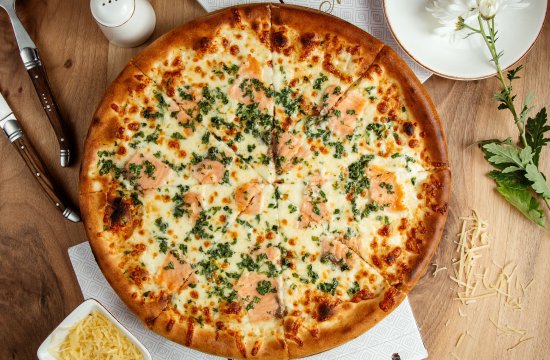Receita de pizza de salm&atilde;o: f&aacute;cil, cremosa e bem saborosa