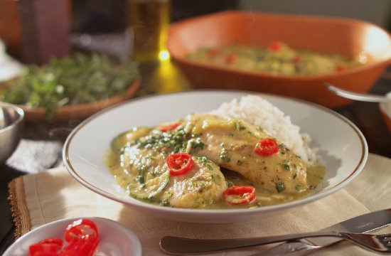 Tilápia ao Curry Verde e Manjericão