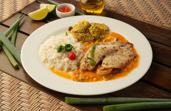 Filé de peixe ao molho de camarão cremoso e leve