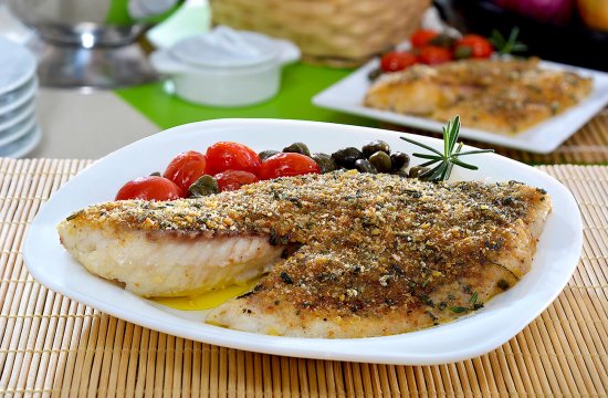 Tilápia com Crosta de Ervas, Alcaparras e Tomate Cereja