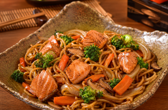Receita de yakisoba de salm&atilde;o: f&aacute;cil e saborosa