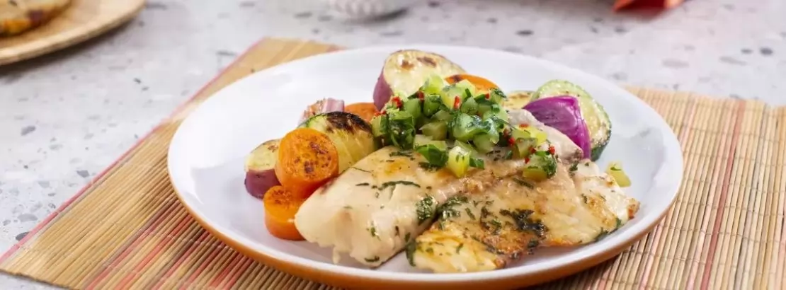 Peixe assado na churrasqueira