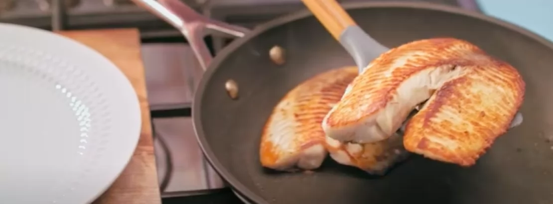 Como grelhar o peixe na frigideira sem grudar ou desmanchar? 