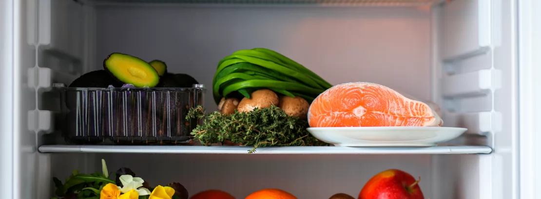 Como tirar cheiro de peixe da geladeira: 8 dicas práticas!