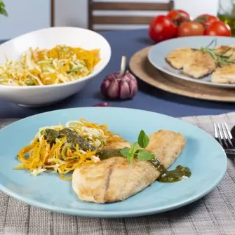 Tilápia grelhada com spaghetti de legumes