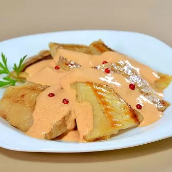 Merluza com molho de iogurte: receita leve e cremosa