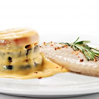 Tilápia com torre de legumes: receita saudável e elegante