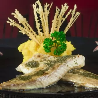 Tilápia Assada com Molho de Alcaparras