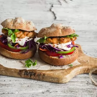 Hambúrguer rústico de tilápia: receita caseira e suculenta