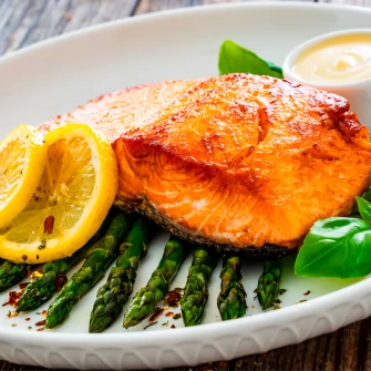 Receita de salmão assado com páprica e mel: fácil e delicioso